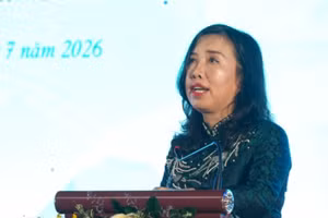Thứ trưởng Ngoại giao Lê Thị Thu Hằng phát biểu bế mạc Trại hè Việt Nam, ngày 24/7/2026. (Ảnh: TTXVN)