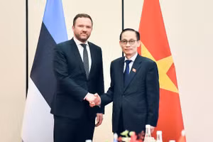 Bộ trưởng Ngoại giao Lê Hoài Trung và Bộ trưởng Ngoại giao Estonia Margus Tsahkna. (Ảnh: Bộ Ngoại giao)
