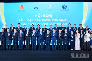 Ủy viên Bộ Chính trị, Phó Thủ tướng Thường trực Chính phủ Phạm Gia Túc chụp ảnh cùng các đại biểu tham dự hội nghị. (Ảnh: DUY LINH)