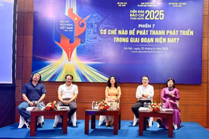 Phiên thảo luận diễn ra dưới sự điều hành của bà Lưu Thị Thanh Hà, Phó Giám đốc Trung tâm Báo chí và Truyền thông thành phố Hải Phòng, Phó Chủ tịch Hội Nhà báo thành phố Hải Phòng (giữa ảnh).