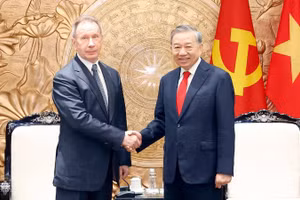 Tổng Bí thư, Chủ tịch nước Tô Lâm tiếp Giám đốc Cơ quan Vệ binh quốc gia Liên bang Nga Viktor Zolotov. (Ảnh: TTXVN)