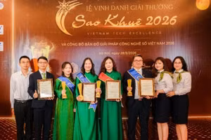 Đại diện các giải pháp xuất sắc đạt giải Sao Khuê 2026 của Vietcombank gồm VCB GovPay, VCB OneQR, VCB Open Banking và VCB Connect chụp ảnh lưu niệm tại lễ vinh danh.