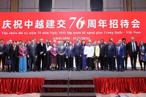 Phó Thủ tướng Bùi Thanh Sơn với các đại biểu dự Tiệc chiêu đãi kỷ niệm 76 năm thiết lập quan hệ ngoại giao Trung Quốc-Việt Nam. (Ảnh: TTXVN)