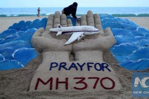 Tượng cát trên bãi biển ở Puri, Ấn Độ, ngày 12/3/2014, cầu nguyện cho máy bay MH370 mất tích. (Ảnh: Tân Hoa Xã)