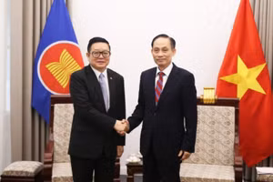 Bộ trưởng Ngoại giao Lê Hoài Trung tiếp Tổng Thư ký ASEAN Kao Kim Hourn. (Ảnh: Bộ Ngoại giao)