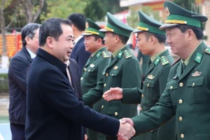 Đồng chí Trần Đức Thắng, Ủy viên Bộ Chính trị, Bộ trưởng Nông nghiệp và Môi trường thăm, động viên, chúc Tết cán bộ, chiến sĩ đồn biên phòng Chiềng Sơn.