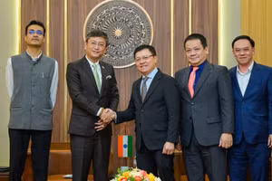 Tổng Biên tập Lê Quốc Minh bắt tay Đại sứ Tshering W.Sherpa. (Ảnh: BẢO LONG)