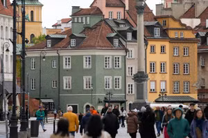 Khách du lịch tham quan phố cổ ở Warsaw, Ba Lan, ngày 28/4/2026. (Ảnh: Tân Hoa Xã)