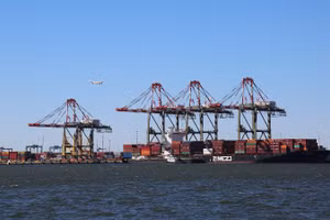 Cảng hàng hóa ở New Jersey, Mỹ. (Ảnh: THX/TTXVN)
