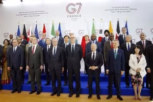 Các đại biểu chụp ảnh chung tại hội nghị Bộ trưởng Tài chính G7 ở Paris, Pháp, ngày 19/5/2026. (Ảnh: Kyodo/TTXVN)