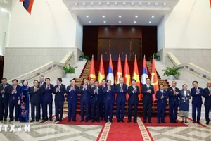 Tổng Bí thư Ban Chấp hành Trung ương Đảng Cộng sản Việt Nam Tô Lâm và Tổng Bí thư Ban Chấp hành Trung ương Đảng Nhân dân cách mạng Lào, Chủ tịch nước Cộng hòa Dân chủ Nhân dân Lào Thongloun Sisoulith đồng chủ trì Cuộc gặp cấp cao giữa Đảng Cộng sản Việt Nam và Đảng Nhân dân cách mạng Lào, ngày 2/12/2025, tại thủ đô Vientiane. (Ảnh: TTXVN)