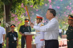 Tổng Bí thư, Chủ tịch nước Tô Lâm dâng hương tại Tượng đài Tổng Bí thư Trần Phú.