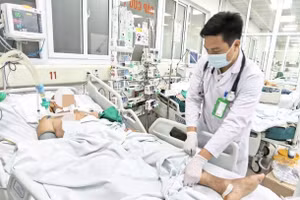 Bệnh nhân nằm điều trị tại Bệnh viện Bệnh nhiệt đới Trung ương.