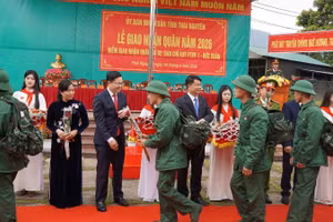 Lãnh đạo tỉnh Thái Nguyên tặng hoa chúc mừng, tiễn các tân binh lên đường nhận nhiệm vụ. (Ảnh: DUY ĐỨC)