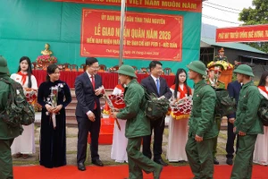 Lãnh đạo tỉnh Thái Nguyên tặng hoa chúc mừng, tiễn các tân binh lên đường nhận nhiệm vụ. (Ảnh: DUY ĐỨC)