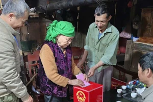 Tổ phản ứng nhanh xã Yên Phong đưa hòm phiếu phụ đến tận nhà để cử tri cao tuổi thực hiện quyền, nghĩa vụ công dân. (Ảnh: CHU TRIỀU)