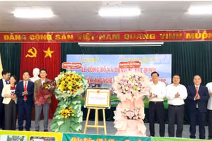 Lãnh đạo Sở Nông nghiệp và Môi trường Thái Nguyên trao quyết định công nhận làng nghề cho xã Đồng Phúc. (Ảnh: TUẤN SƠN)