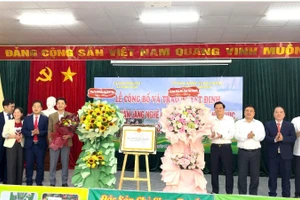 Lãnh đạo Sở Nông nghiệp và Môi trường Thái Nguyên trao quyết định công nhận làng nghề cho xã Đồng Phúc. (Ảnh: TUẤN SƠN)