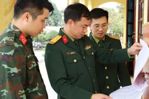 Kiểm tra danh sách cử tri niêm yết tại điểm bầu cử thuộc Bộ Chỉ huy Quân sự tỉnh Thái Nguyên. (Ảnh: DUY ĐỨC)