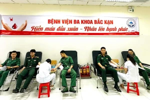 Đoàn viên, thanh niên là chiến sĩ Trung đoàn 750 tham gia hiến máu tình nguyện trong Tháng Thanh niên. (Ảnh: DUY ĐỨC).