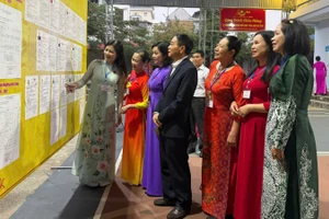 Ngay từ 6 giờ sáng, nhiều cử tri phường Đức Xuân đã có mặt tại điểm bầu cử số 17 để theo dõi, nghiên cứu danh sách ứng cử. (Ảnh: TUẤN SƠN).