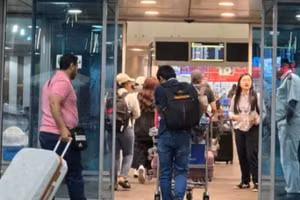 Đoàn công dân Việt Nam vào sân bay ở Cairo (Ai Cập) để về nước. (Nguồn: Đại sứ quán Việt Nam tại Israel)