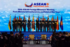 Thứ trưởng Đặng Hoàng Giang, Trưởng SOM ASEAN Việt Nam chụp ảnh chung cùng các Trưởng đoàn tham dự AMM-59. (Ảnh: Bộ Ngoại giao Việt Nam)