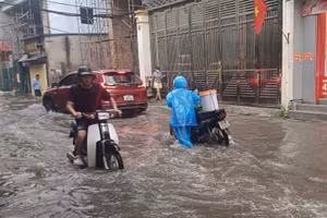 Chiều 9/7/2026, vào giờ tan tầm nhiều khu vực trên địa bàn Hà Nội xuất hiện mưa lớn kéo dài, khiến một số tuyến đường và khu vực trũng thấp xảy ra ngập cục bộ. (Ảnh: TTXVN)