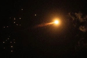 Hệ thống phòng không của Israel đánh chặn tên lửa trên bầu trời Tel Aviv, ngày 1/3/2026. (Ảnh: THX/TTXVN)