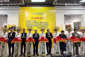 Nghi thức cắt băng khai mạc triển lãm.
