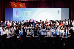 Các đại biểu và sinh viên tham dự chương trình tọa đàm.