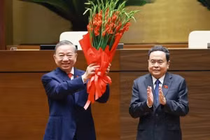 Chủ tịch Quốc hội Trần Thanh Mẫn thay mặt lãnh đạo Đảng, Nhà nước và Đại biểu Quốc hội khóa XVI tặng hoa chúc mừng Tổng Bí thư, Chủ tịch nước Tô Lâm. (Ảnh: TTXVN)