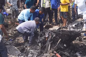 Người dân tham gia công tác cứu nạn tại hiện trường vụ rơi máy bay. (Ảnh: Tân Hoa Xã)