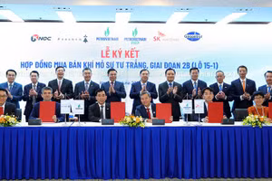 Phó Thủ tướng Thường trực Phạm Gia Túc và các đại biểu chứng kiến lễ ký hợp đồng mua bán khí mỏ Sư Tử Trắng, giai đoạn 2B, Lô 15-1.