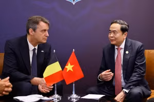 Chủ tịch Quốc hội Trần Thanh Mẫn hội kiến Chủ tịch Thượng viện Bỉ Vincent Blondel. (Ảnh: TTXVN)