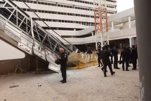 Công trình bị hư hại sau vụ tấn công tên lửa tại Tel Aviv, Israel. (Ảnh: THX/TTXVN)