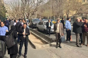 Người dân Iran trên tuyến phố gần Trường đại học Tehran sau vụ tấn công của Israel và Mỹ, ngày 28/2/2026. (Ảnh: THX/TTXVN)