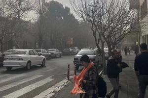 Người dân Iran trên tuyến phố gần Trường đại học Tehran sau vụ tấn công của Israel và Mỹ, ngày 28/2/2026. (Ảnh: THX/TTXVN)