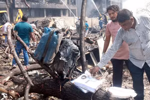 [Ảnh] Hiện trường thảm kịch rơi máy bay chở 242 người ở Ấn Độ