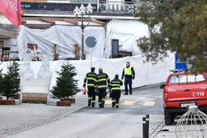 Lực lượng an ninh điều tra tại hiện trường vụ cháy nổ quán bar ở khu trượt tuyết Crans-Montana thuộc bang Valais, tây nam Thuỵ Sĩ, ngày 1/1/2026. (Ảnh: THX/TTXVN)