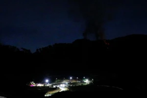 Khói lửa bốc lên tại khu phức hợp quân sự Fuerte Tiuna lớn nhất Venezuela, sau một loạt tiếng nổ ở thủ đô Caracas, ngày 3/1/2026. (Ảnh: TTXVN)