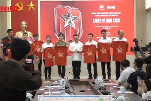 [Video] Giao lưu cùng các nghệ sĩ "Chiến sĩ quả cảm" tại Báo Nhân Dân