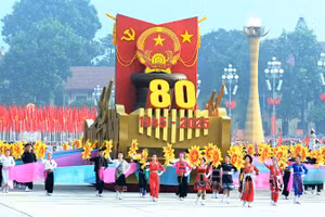 Biểu tượng 80 năm Cách mạng Tháng Tám và Quốc khánh nước Việt Nam tiến vào Lễ đài của Lễ kỷ niệm 80 năm Cách mạng Tháng Tám thành công và Quốc khánh Việt Nam. (Ảnh: Nhandan.vn)