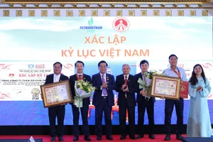 Chủ tịch Hội đồng Tổ chức Kỷ lục Việt Nam Lê Doãn Hợp trao chứng nhận xác lập kỷ lục Việt Nam cho hai hạng mục tiêu biểu của dự án mỏ Đại Hùng tới lãnh đạo PVEP cùng đại diện các cán bộ nghiên cứu công trình.