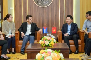 Đồng chí Phan Văn Hùng, Phó Tổng Biên tập Báo Nhân Dân tiếp Đoàn công tác Đại sứ quán Cuba tại Việt Nam. (Ảnh: BẢO LONG)