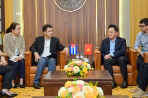 Đồng chí Phan Văn Hùng, Phó Tổng Biên tập Báo Nhân Dân tiếp Đoàn công tác Đại sứ quán Cuba tại Việt Nam. (Ảnh: BẢO LONG)