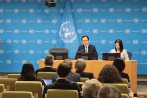 Đại sứ Đỗ Hùng Việt chủ trì cuộc họp báo chính thức của hội nghị. (Ảnh: TTXVN)