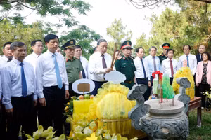 Tổng Bí thư, Chủ tịch nước Tô Lâm cùng Đoàn công tác Trung ương và lãnh đạo tỉnh Quảng Trị dâng hoa, dâng hương tại khu mộ Đại tướng Võ Nguyên Giáp. (Ảnh: TTXVN)