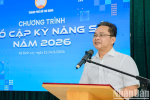 Ông Phạm Minh Tuấn, Phó Chủ tịch Ủy ban Mặt trận Tổ quốc Việt Nam Thành phố Hồ Chí Minh phát biểu khai mạc chương trình. (Ảnh: Vương Lê)