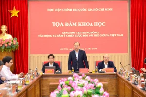 Đồng chí Lê Hải Bình, Ủy viên Trung ương Đảng, Phó Giám đốc Thường trực Học viện Chính trị quốc gia Hồ Chí Minh phát biểu tại tọa đàm. (Ảnh: PHẠM CƯỜNG)